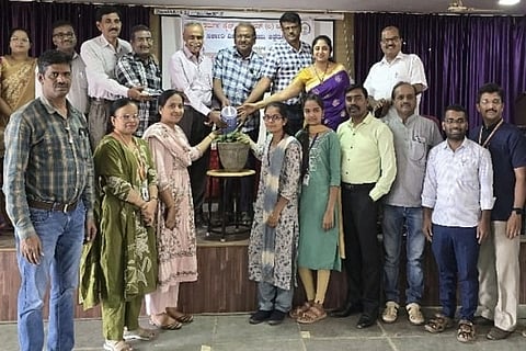 ಚಿತ್ರದುರ್ಗದಲ್ಲಿ ಶನಿವಾರ ಆಯೋಜಿಸಿದ್ದ ರಾಷ್ಟಿçÃಯ ವಿಜ್ಞಾನ ದಿನಾಚರಣೆಯಲ್ಲಿ ಡಾ.ಜಿ.ಎನ್. ಮಲ್ಲಿಕಾರ್ಜುನಪ್ಪ, ಎಚ್‌ಎಸ್‌ಟಿ ಸ್ವಾಮಿ, ಚಳ್ಳಕೆರೆ ರ‍್ರಿಸ್ವಾಮಿ, ಡಾ.ಎಂ.ಎನ್. ವಿದ್ಯಾ, ಪ್ರೊ. ರವಿಕಾಂತ, ಪ್ರೊ. ಲಾಲ್‌ಸಿಂಗ್, ಪ್ರೊ.ಜೆ. ನಾಗರಾಜು ಇತರರು ಇದ್ದರು.