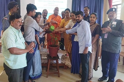  ಚಿತ್ರದುರ್ಗದ ಸರ್ಕಾರಿ ಶಿಕ್ಷಕರ ಶಿಕ್ಷಣ ಮಹಾವಿದ್ಯಾಲಯದಲ್ಲಿ ಶುಕ್ರವಾರ ಆಯೋಜಿಸಿದ್ದ ಒಂದು ದಿನದ ಪ್ರಾರಂಭಿಕ ಮಾಹಿತಿ ಶಿಬಿರವನ್ನು ಪ್ರಾಚಾರ್ಯೆ ಎ. ಹನುಮಕ್ಕ ಉದ್ಘಾಟಿಸಿದರು. ಶ್ರೀ ಬ್ರಹ್ಮನಿಷ್ಠಾನಂದ ಸ್ವಾಮೀಜಿ, ಜಿ.ಎಸ್. ಉಜ್ಜಿನಪ್ಪ, ಪಿ.ವೈ.ದೇವರಾಜ್ ಪ್ರಸಾದ್ ಇತರರು ಇದ್ದರು.