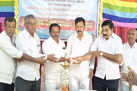 ಜಿಲ್ಲೆಯ ಸಹಕಾರ ಸಂಘಗಳ ಅಧ್ಯಕ್ಷರು, ವ್ಯವಸ್ಥಾಪಕರಿಗೆ ಚಿತ್ರದುರ್ಗದಲ್ಲಿ ಮಂಗಳವಾರ ಆಯೋಜಿಸಿದ್ದ ಒಂದು ದಿನದ ತರಬೇತಿ ಕಾರ್ಯಕ್ರಮವನ್ನು ರಾಜ್ಯ ಸಹಕಾರ ಯೂನಿಯನ್ ನಿರ್ದೇಶಕ ಮಾಧುರಿ ಗಿರೀಶ್ ಉದ್ಘಾಟಿಸಿದರು. ಎಚ್.ಎನ್.ತಿಪ್ಪೇಸ್ವಾಮಿ, ಜಿ.ಇ. ಅಜ್ಜಪ್ಪ, ಆರ್. ಮಲ್ಲೇಶಪ್ಪ, ಜೆ. ಶಿವಪ್ರಕಾಶ್, ಜಿ.ವಿ. ಗಂಗಾಧರಪ್ಪ, ಉಪನ್ಯಾಸಕ ಬಿ.ವಿ. ರವೀಂದ್ರನಾಥ್, ಜಯಶ್ರೀ ಪಿ. ಹುನಗುಂದ ಇತರರು ಇದ್ದರು.