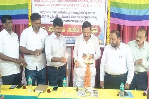 ಚಿತ್ರದುರ್ಗದಲ್ಲಿ ಮಂಗಳವಾರ ಚಿತ್ರದುರ್ಗ, ಹಿರಿಯೂರು ತಾಲೂಕು ಪ್ಯಾಕ್ಸ್ ಅಧ್ಯಕ್ಷರು, ಸಿಇಒಗಳಿಗೆ ಆಯೋಜಿಸಿದ್ದ ತರಬೇತಿ ಕಾರ್ಯಕ್ರಮವನ್ನು ಡಿಸಿಸಿ ಬ್ಯಾಂಕ್ ವ್ಯವಸ್ಥಾಪಕ ನಿರ್ದೇಶಕ ಇಲ್ಯಾಸ್ ಉಲ್ಲಾ ಷರೀಫ್ ಉದ್ಘಾಟಿಸಿದರು. ಒ. ಮಂಜುನಾಥ್, ಎಚ್.ಎಂ. ದ್ಯಾಮಣ್ಣ, ಜೆ. ರವಿಕುಮಾರ್, ಆರ್.ಎಸ್. ದಿಲೀಪ್ ಇತರರು ಇದ್ದರು.