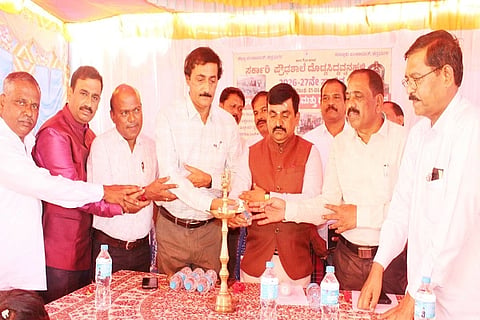 ಚಿತ್ರದುರ್ಗ ತಾಲೂಕು ಡಿ.ಎಸ್. ಹಳ್ಳಿಯಲ್ಲಿ ಸೋಮವಾರ ಆಯೋಜಿಸಿದ್ದ ಶಾಲಾ ಪ್ರಾರಂಭೋತ್ಸವದಲ್ಲಿ ಎಡಿಸಿ ಬಿ.ಟಿ. ಕುಮಾರಸ್ವಾಮಿ ಅವರು ವಿದ್ಯಾರ್ಥಿಗಳಿಗೆ ಪಠ್ಯಪುಸ್ತಕ ವಿತರಿಸಿದರು. ಎಂ.ಆರ್. ಮಂಜುನಾಥ್, ಎಂ. ನಾಸಿರುದ್ದೀನ್, ವೆಂಕಟೇಶ್, ಎಸ್.ನಾಗಭೂಷಣ್ ಇತರರು ಇದ್ದರು.
