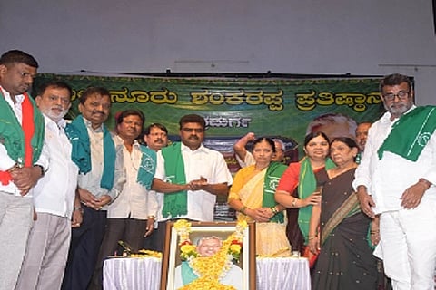 ಚಿತ್ರದುರ್ಗದಲ್ಲಿ ಶನಿವಾರ ಏರ್ಪಡಿಸಿದ್ದ ನುಲೇನೂರು ಶಂಕರಪ್ಪ ಹಸಿರು ಪುರಸ್ಕಾರ ಪ್ರಶಸ್ತಿ ಪ್ರದಾನ ಸಮಾರಂಭದಲ್ಲಿ ಹೋರಾಟಗಾರ್ತಿ ಎಸ್.ವರಲಕ್ಷಿ÷್ಮÃ ಅವರಿಗೆ ಪ್ರಶಸ್ತಿ ಪ್ರದಾನ ಮಾಡಿ ಗೌರವಿಸಲಾಯಿತು. ದರ್ಶನ್ ಪುಟ್ಟಣ್ಣಯ್ಯ, ಬಡಲಗರಪುರ ನಾಗೇಂದ್ರ, ಬಿ.ಎ.ಲಿಂಗಾರೆಡ್ಡಿ, ಕಮಲಮ್ಮ ಶಂಕರಪ್ಪ, ಡಾ.ರವಿಶಂಕರ್ ಇದ್ದರು.