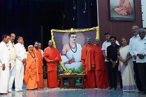 ಚಿತ್ರದುರ್ಗದಲ್ಲಿ ಸೋಮವಾರ ಶರಣ ಉತ್ಸವದ ಪೂರ್ವಭಾವಿ ಸಭೆಯಲ್ಲಿ ಡಾ. ಬಸವಕುಮಾರ ಸ್ವಾಮೀಜಿ, ಶ್ರೀ ಬಸವಮೂರ್ತಿ ಮಾದಾರ ಚನ್ನಯ್ಯ ಸ್ವಾಮೀಜಿ, ಶ್ರೀ ಬಸವ ಹರಳಯ್ಯ ಸ್ವಾಮೀಜಿ, ಶ್ರೀ ಮೇದಾರ ಕೇತೇಶ್ವರ ಸ್ವಾಮೀಜಿ, ಶ್ರೀ ತಿಪ್ಪೇರುದ್ರ ಸ್ವಾಮೀಜಿ ಸೇರಿ ಹರಗುರು ಚರಮೂರ್ತಿಗಳು ಇದ್ದರು.