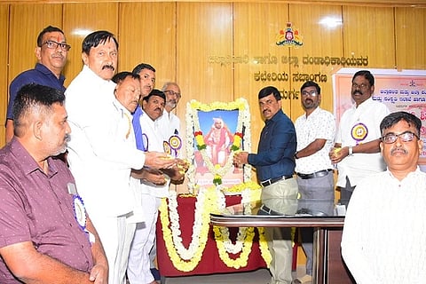  ಚಿತ್ರದುರ್ಗದಲ್ಲಿ ಗುರುವಾರ ಆಯೋಜಿಸಿದ್ದ ಶಿವಾಜಿ ಮಹಾರಾಜರ ಜಯಂತ್ಯುತ್ಸವದಲ್ಲಿ ಎಡಿಸಿ ಬಿ.ಟಿ. ಕುಮಾರಸ್ವಾಮಿ, ಎಂ.ಕೆ. ತಾಜ್‌ಪೀರ್, ಆರ್. ಶಿವಣ್ಣ ಗಂಜಿಕಟ್ಟೆ, ಡಿ. ತಿಪ್ಪೇಸ್ವಾಮಿ, ಬಿ.ವಿ. ತುಕರಾಂರಾವ್, ಸುರೇಶ್‌ರಾವ್ ಜಾದವ್, ಜಿ. ಉಷಾಬಾಯಿ ಜಾದವ್ ಇತರರು ಇದ್ದರು.
