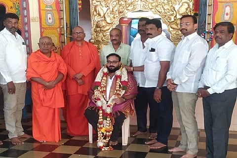  ಶಿವನಾಮ ಸಪ್ತಾಹ ಸಮಾರಂಭ ಕುರಿತಂತೆ ಚಿತ್ರದುರ್ಗದಲ್ಲಿ ಮಂಗಳವಾರ ಆಯೋಜಿಸಿದ್ದ ಸಭೆಯಲ್ಲಿ ಶ್ರೀ ಬಸವಮೂರ್ತಿ ಮಾದಾರ ಚನ್ನಯ್ಯ ಸ್ವಾಮೀಜಿ, ಶ್ರೀ ಶಿವಲಿಂಗಾನAದ ಸ್ವಾಮೀಜಿ, ನರಸಿಂಹರಾಜು, ವೆಂಕಟೇಶ್, ವಿಜಯಕುಮಾರ್ ಇತರರು ಇದ್ದರು.