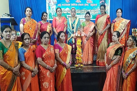  ಚಿತ್ರದುರ್ಗದಲ್ಲಿ ಮಂಗಳವಾರ ಆಯೋಜಿಸಿದ್ದ ಶಿವಸಿಂಪಿ ಸಂಭ್ರಮ ಕಾರ್ಯಕ್ರಮದಲ್ಲಿ ನಿರ್ಮಾಲಾ ಮರಡಿಹಳ್ಳಿ, ಇಂದಿರಾ ಜಯದೇವ ಮೂರ್ತಿ, ಎಸ್.ಎಂ. ಚಂದನಾ, ಸೌಮ್ಯಸ್ವಾಮಿ, ಸುಧಾ, ನಿರ್ಮಲಾ ಬಸವರಾಜು, ಮಂಗಳಾ ವೀರಣ್ಣ, ನಂದಾಬಕ್ಕೇಶ್, ಗೌರಮ್ಮ ಬಸವರಾಜು ಇತರರು ಇದ್ದರು.