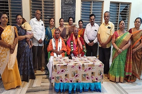  ಚಿತ್ರದುರ್ಗದಲ್ಲಿ ಶುಕ್ರವಾರ ಆಯೋಜಿಸಿದ್ದ ಶಿವಸಿಂಪಿ ಸಮುದಾಯದ ಸಮಾಲೋಚನಾ ಸಭೆಯನ್ನುದ್ದೇಶಿಸಿ ಶ್ರೀ ಮಹಾಂತ ದೇವರು ಮಾತನಾಡಿದರು. ಶ್ರೀ ಬಸವ ಸ್ವಾಮೀಜಿ, ಜಯದೇವ ಮೂರ್ತಿ, ಕೆಇಬಿ ಷಣ್ಮುಖಪ್ಪ, ಮುರುಘೇಶ್, ಕವಿತಾ ಸುರೇಶ್,ಗೀತಾರುದ್ರೇಶ್ ಇತರರು ಇದ್ದರು.