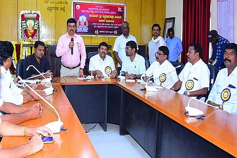  ಚಿತ್ರದುರ್ಗದಲ್ಲಿ ಜಿಲ್ಲಾಡಳಿತದಿಂದ ಆಯೋಜಿಸಿದ್ದ ಶಿವಯೋಗಿ ಶ್ರೀ ಸಿದ್ಧರಾಮೇಶ್ವರ ಜಯಂತಿಯಲ್ಲಿ ಎಡಿಸಿ ಬಿ.ಟಿ. ಕುಮಾರಸ್ವಾಮಿ ಮಾತನಾಡಿದರು. ಬಿ.ಎಂ.ಗುರುನಾಥ, ವೆಂಕಟೇಶ್‌ನಾಯ್ಕ್, ನಿರಂಜನ ದೇವರಮನಿ ಮತ್ತಿತರರು ಇದ್ದರು.