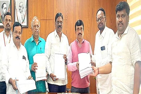  ಚಿತ್ರದುರ್ಗದಲ್ಲಿ ಶುಕ್ರವಾರ ಎಡಿಸಿ ಬಿ.ಟಿ.ಕುಮಾರಸ್ವಾಮಿ ಎಸ್‌ಐಆರ್ ಅಂಗವಾಗಿ ಸಿದ್ಧಪಡಿಸಿದ ಎಎಸ್‌ಡಿಡಿಒ ಪಟ್ಟಿಯನ್ನು ರಾ ಜಕೀಯ ಪಕ್ಷಗಳ ಪ್ರತಿನಿಽಗಳಿಗೆ ವಿತರಿಸಿದರು. ಡಿ.ಗೋಪಾಲಸ್ವಾಮಿ ನಾಯಕ, ಡಿ.ಎನ್.ಮೈಲಾರಪ್ಪ, ಕೆ.ಪಿ.ಸಂಪತ್‌ಕುಮಾರ್, ಜಿ. ಎಚ್.ಮೋಹನ್‌ಕುಮಾರ್, ಎಂ.ರಾಮಪ್ಪ ಇದ್ದರು.