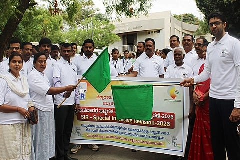  ಎಸ್‌ಐಆರ್ ಕುರಿತಂತೆ ಮತದಾರರ ಜಾಗೃತಿಗೆ ಚಿತ್ರದುರ್ಗದಲ್ಲಿ ಶನಿವಾರ ಆಯೋಜಿಸಿದ್ದ ಸೈಕಲ್‌ಜಾಥಾ, ವಾಕ್‌ಥಾನ್‌ಗೆ ಜಿಪಂ ಸಿಇಒ ಡಾ.ಎಸ್.ಆಕಾಶ್ ಚಾಲನೆ  ನೀಡಿದರು. ಎಂ. ಬಾಬು, ಸಿ.ಎಸ್. ಗಾಯತ್ರಿ, ಸುಮಾ, ಎಂ.ಆರ್. ಮಂಜುನಾಥ್ ಇತರರು ಇದ್ದರು.