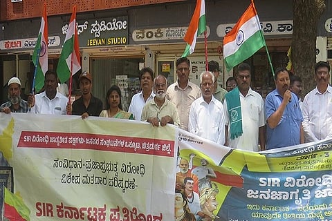 ಶಿರಸಿಯಿಂದ ಚಿತ್ರದುರ್ಗಕ್ಕೆ ಗುರುವಾರ ಆಗಮಿಸಿದ ಎಸ್‌ಐಆರ್ ವಿರೋಽ ಜನಜಾಗೃತಿ ಜಾಥಾವನ್ನುದ್ದೇಶಿಸಿ ವಕೀಲ ಅನಿಸ್ ಪಾಷ ಮಾತನಾಡಿದರು. ಜೆ. ಯಾದವರೆಡ್ಡಿ, ಹೊರಕೇರಪ್ಪ, ಸುರೇಶ್‌ನಾಯ್ಕ, ರಾಘವೇಂದ್ರ, ಶಿವಕುಮಾರ್, ಪುರುಷೋತ್ತಮ ತೋರಣಗಲ್, ಸಾಲೊಮನ್ ರಾಜ್‌ಕುಮಾರ್, ಅಶೋಕ, ಪವಿತ್ರಾ ಇತರರು ಇದ್ದರು.