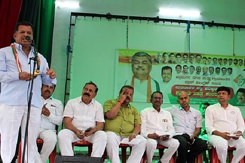  ಚಿತ್ರದುರ್ಗದಲ್ಲಿ ಬುಧವಾರ ಎಸ್‌ಐಆರ್ ಕುರಿತು ಕೆಪಿಸಿಸಿ ಆಯೋಜಿಸಿದ್ದ ಜಾಗೃತಿ ಕಾರ್ಯಕ್ರಮದಲ್ಲಿ ಪಿ.ಟಿ. ಪರಮೇಶ್ವರ ನಾಯ್ಕ್ ಮಾತನಾಡಿದರು. ಕೆ.ಸಿ. ವೀರೇಂದ್ರಪಪ್ಪಿ, ಎಂ.ಕೆ. ತಾಜ್‌ಪೀರ್, ಡಾ.ಬಿ. ತಿಪ್ಪೇಸ್ವಾಮಿ, ಹಾಲಸ್ವಾಮಿ, ಶಿವಣ್ಣ ಇತರರಿದ್ದರು.