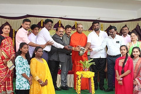 ಚಿತ್ರದುರ್ಗ ಶ್ರೀ ಬೃಹನ್ಮಠ ಸಂಯುಕ್ತ ಕಲಾ, ವಿಜ್ಞಾನ ಮತ್ತು ವಾಣಿಜ್ಯ ಪದವಿ ಪೂರ್ವ ಕಾಲೇಜಿನಲ್ಲಿ ಶನಿವಾರ ಆಯೋಜಿಸಿದ್ದ ವಿದ್ಯಾರ್ಥಿ ವೇದಿಕೆ ಉದ್ಘಾಟನೆ, ಪ್ರತಿಭಾ ಪುರಸ್ಕಾರ ಸಮಾರಂಭವನ್ನು ಡಾ. ಶ್ರೀ ಬಸವಪ್ರಭು ಸ್ವಾಮೀಜಿ ಉದ್ಘಾಟಿಸಿದರು. ಪಿಎಂಜಿ ರಾಜೇಶ್, ನಿಸಾರ್‌ಅಹಮದ್, ಎಸ್. ತಿಪ್ಪೇಸ್ವಾಮಿ, ಎ.ನಾಗರಾಜ್, ಎನ್.ಆರ್. ಸಿದ್ದಪ್ಪ ಇತರರು ಇದ್ದರು.