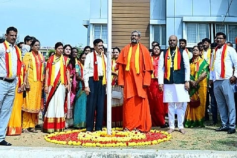 ಚಿತ್ರದುರ್ಗದ ಎಸ್‌ಜೆಎಂ ತಾಂತ್ರಿಕ ಮಹಾವಿದ್ಯಾಲಯದಲ್ಲಿ ಶುಕ್ರವಾರ ಏರ್ಪಡಿಸಿದ್ದ ಕನ್ನಡ ರಾಜ್ಯೋತ್ಸವ ಕಾರ್ಯಕ್ರಮದಲ್ಲಿ ಮುರುಘಾಮಠದ ಆಡಳಿತ ಮಂಡಳಿ ಸದಸ್ಯ ಡಾ. ಬಸವಕುಮಾರ ಸ್ವಾಮೀಜಿ, ಡಾ.ಬಿ. ರಾಜಶೇಖರಪ್ಪ, ಯಶೋಧಾ ರಾಜಶೇಖರಪ್ಪ, ಡಾ.ಬಿ.ಬಿ. ಭರತ್ ಇತರರು ಇದ್ದರು.