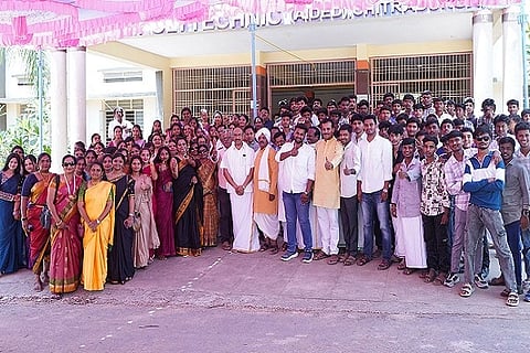  ಚಿತ್ರದುರ್ಗ ಎಸ್‌ಜೆಂ ಪಾಲಿಟೆಕ್ನಿಕ್‌ನಲ್ಲಿ ಕ್ರೀಡಾ, ಸಾಂಸ್ಕೃತಿಕ ಸಮಾರೋಪ ಸಮಾರಂಭ ಪಾಲಿಫೆಸ್ಟ್ ಅಂಗವಾಗಿ ಗುರುವಾರ ಸಾಂಪ್ರದಾಯಕ ಉಡುಗೆ ತೊಡುಗೆಗಳಲ್ಲಿ ಕಂಗೊಳಿಸಿದ ವಿದ್ಯಾರ್ಥಿಗಳು, ಬೋಧಕರು, ಬೋಧಕೇತರ ವರ್ಗದವರು. ಪ್ರಾಚಾರ್ಯ ಪ್ರೊ.ಎಸ್.ವಿ. ರವಿಶಂಕರ್ ಇತರರು ಇದ್ದರು.