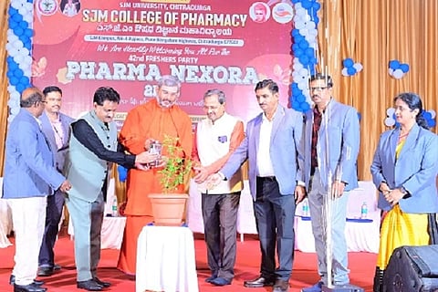 ಚಿತ್ರದುರ್ಗದ ಎಸ್‌ಜೆಎಂ ಫಾರ್ಮಸಿ ಕಾಲೇಜಿನಲ್ಲಿ ಶುಕ್ರವಾರ ಆಯೋಜಿಸಿದ್ದ ವಿದ್ಯಾರ್ಥಿಗಳ ಸ್ವಾಗತ ಸಮಾರಂಭದಲ್ಲಿ ಡಾ. ಶ್ರೀ ಬಸವಕುಮಾರ ಸ್ವಾಮೀಜಿ, ಪ್ರೊ.ಕೆ.ಬಿ. ಗುಡಸಿ, ಡಾ.ಎಂ.ಎಸ್. ಗಣಾಚಾರಿ, ಡಾ. ಮಾರುತಿ ಟಿ. ಏಕಬೋಟೆ ಇದ್ದರು.