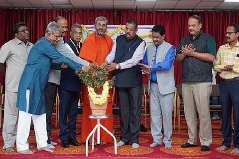 ಚಿತ್ರದುರ್ಗದಲ್ಲಿ ಸೋಮವಾರ ವಿದ್ಯಾರ್ಥಿಗಳ ಕಲಿಕೆಗೆ ನಿರ್ಣಯ ಮತ್ತು ಮೌಲ್ಯಮಾಪನ ತಂತ್ರಗಳ ಕುರಿತ ಕಾರ್ಯಾಗಾರದಲ್ಲಿ ಪ್ರೊ.ಎಸ್.ಆರ್.ನಿರಂಜನ್, ಡಾ. ಬಸವಕುಮಾರ ಸ್ವಾಮೀಜಿ, ಪ್ರೊ.ಕೆ.ಬಿ. ಗುಡಸಿ,ಪ್ರೊ.ಎಚ್. ಕೇಶವ, ಮಹೇಶ್ ಮಾಸಾಳ್, ಡಾ. ಗಣಾಚಾರಿ ಇತರರು ಇದ್ದರು.