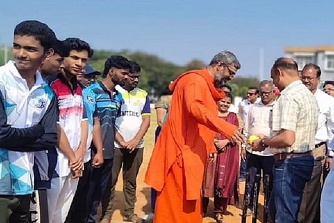  ಚಿತ್ರದುರ್ಗದ ಎಸ್‌ಜೆಎಂ ಪಾಲಿಟೆಕ್ನಿಕ್ ಕಾಲೇಜಿನ ಕ್ರೀಡಾ ಮತ್ತು ಸಾಂಸ್ಕೃತಿಕ ಸ್ಪರ್ಧೆಯನ್ನು ಮಂಗಳವಾರ ಡಾ. ಬಸವಕುಮಾರ ಸ್ವಾಮೀಜಿ ಉದ್ಘಾಟಿಸಿದರು. ಎಸ್.ವಿ. ರವಿಶಂಕರ್, ವಿ.ಟಿ.ರವಿ, ಪಿ.ಬಿ. ರಾಜೇಶ್, ಎಸ್. ಮೋಹನ್‌ಕುಮಾರ್, ನಳಿನಾಕ್ಷಿ, ಪಿ.ಎ. ರಘು ಇತರರಿದ್ದರು.