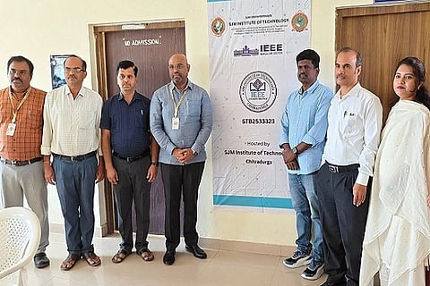  ಚಿತ್ರದುರ್ಗದ ಎಸ್‌ಜೆಎಂಐಟಿಯಲ್ಲಿ ಬುಧವಾರ ಆಯೋಜಿಸಿದ್ದ `ಟೆಕ್ನೋವಿಷನ್ ಪ್ರಾಜೆಕ್ಟ್ ಎಕ್ಸ್ಪೋ-೨ಕೆ ೨೫'ರಲ್ಲಿ ಪ್ರಾಚಾರ್ಯ ಡಾ. ಕೆ.ಬಿ. ಭರತ್, ಪ್ರೊ. ಬಿ.ಎಂ. ಹಾಲಸ್ವಾಮಿ, ಡಾ. ಕೆ.ಬಿ. ಸಿದ್ದೇಶ್, ಡಾ.ಕೆ.ಆರ್. ಕÊಷ್ಣಾರೆಡ್ಡಿ, ಡಾ.ಎ.ಎಂ. ರಾಜೇಶ್, ಪ್ರೊ.ಟಿ. ತನುಜಾ, ಪ್ರೊ. ಜಿ.ಆರ್. ನಂದಿನಿ ಇತರರು ಇದ್ದರು.