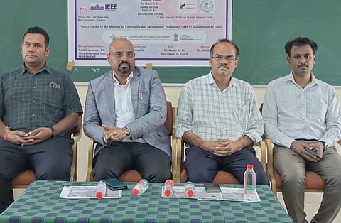 ಚಿತ್ರದುರ್ಗದಲ್ಲಿ ಆಯೋಜಿಸಿರುವ`ಒ-ಲೆವೆಲ್ ಐಒಟಿ-ಸಾಫ್ಟ್ ಸ್ಕಿಲ್' ಕುರಿತ ೪ ದಿನಗಳ ಕಾರ್ಯಾಗಾರಕ್ಕೆ ಶುಕ್ರವಾರ ಎಸ್‌ಜೆಎಂಐಟಿ ಪ್ರಾಚಾರ್ಯ ಡಾ.ಪಿ.ಬಿ. ಭರತ್ ಚಾಲನೆ ನೀಡಿದರು. ಡಾ.ಕೆ.ಎ. ಬಾಲಾಜಿ, ಡಾ. ಕೆ.ಬಿ. ಸಿದ್ದೇಶ್, ಡಾ.ಎ.ಎಂ. ರಾಜೇಶ್ ಇತರರು ಇದ್ದರು.
