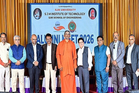  ಚಿತ್ರದುರ್ಗದ ಎಸ್‌ಜೆಎಂಐಟಿ ಕಾಲೇಜಿನಲ್ಲಿ ಶನಿವಾರ ಆಯೋಜಿಸಿದ್ದ ಹಳೇ ವಿದ್ಯಾರ್ಥಿಗಳ ಸಮಾಗಮ ಕಾರ್ಯಕ್ರಮದಲ್ಲಿ ಡಾ.ಬಸವಕುಮಾರ ಸ್ವಾಮೀಜಿ, ಡಾ.ಕೆ.ಬಿ. ಗುಡಸಿ, ಡಾ.ಎಂ.ಎಸ್. ಗಣಾಚಾರಿ, ಡಾ.ಪಿ.ಬಿ. ಭರತ್ ಇತರರು ಇದ್ದರು.