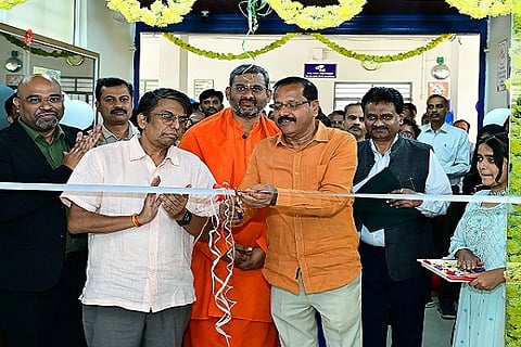 ಚಿತ್ರದುರ್ಗದಲ್ಲಿ ಶುಕ್ರವಾರ ಎಸ್‌ಜೆಎಂಐಟಿಯಲ್ಲಿ ಕೃತಕಬುದ್ಧಿಮತ್ತೆ ಮತ್ತು ಯಂತ್ರ ಕಲಿಕೆ ನೂತನ ವಿಭಾಗವನ್ನು ಶ್ರೀ ಮುರುಘಾ ಮಠದ ಆಡಳಿತ ಮಂಡಳಿ ಅಧ್ಯಕ್ಷ ಶಿವಯೋಗಿ ಸಿ.ಕಳಸದ ಉದ್ಘಾಟಿಸಿದರು. ಡಾ.ಬಸವಕುಮಾರ ಸ್ವಾಮೀಜಿ, ಎಸ್.ಎನ್.ಚಂದ್ರ ಶೇಖರ್,ಡಾ.ಕೆ.ಬಿ.ಗುಡಸಿ,ಪಿ.ಬಿ.ಡಾ.ಭರತ್,ಡಾ.ಟಿ.ವಿ.ಅರವಿಂದ್ ಇತರರು ಇದ್ದರು.