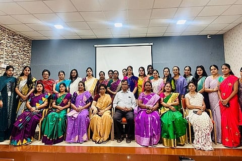  ಚಿತ್ರದುರ್ಗದಲ್ಲಿ ಬುಧವಾರ ಆಯೋಜಿಸಿದ್ದ ಮಹಿಳಾ ದಿನಾಚರಣೆಯಲ್ಲಿ ಗಾಯತ್ರಿ ಶಿವರಾಂ, ಡಾ.ಬಿ.ಜಿ. ಕುಮಾರಸ್ವಾಮಿ,ಪ್ರೊ.ಬಸಂತಕುಮಾರಿ, ಪ್ರೊ. ಬೀನಾಶೆರಿಲ್, ಪ್ರೊ.ಎನ್. ಪವಿತ್ರಾ ಇತರರು ಇದ್ದರು.