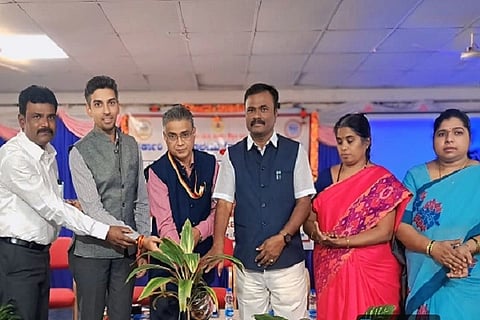 ಚಿತ್ರದುರ್ಗದಲ್ಲಿ ಮಂಗಳವಾರ ಆಯೋಜಿಸಿದ್ದ ಇನೊ ಮಂಥನ್ ಕಾರ್ಯಕ್ರಮದಲ್ಲಿ ಪ್ರೊ.ಎಚ್. ಕೇಶವ್, ಶ್ರವಣಗುಡುತ್ತೂರು,ಪ್ರೊ.ಜೆ. ಕರಿಯಪ್ಪ ಮಾಳಿಗೆ, ಪ್ರೊ. ತಾರಿಣಿ ಶುಭದಾಯಿನಿ, ಪ್ರೊ.ಕೆ. ಲೀಲಾವತಿ, ಪ್ರೊ.ಬಿ. ಸುರೇಶ್, ಪ್ರೊ. ಶಕುಂತಲಾ, ಪ್ರೊ. ರೇವಣಸಿದ್ದಪ್ಪ, ಪ್ರೊ. ಮುರಳೀಧರ ಇದ್ದರು.