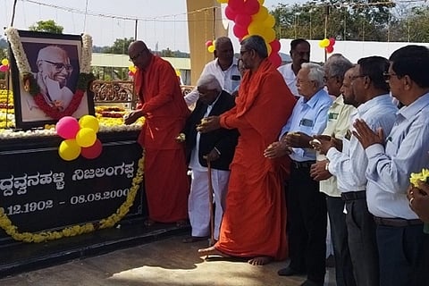 ಚಿತ್ರದುರ್ಗ ತಾಲೂಕಿನ ಸೀಬಾರದ ಸ್ಮಾರಕದಲ್ಲಿ ಬುಧವಾರ ಆಯೋಜಿಸಿದ್ದ ಎಸ್. ನಿಜಲಿಂಗಪ್ಪ ಅವರ ೧೨೩ನೇ ಜನ್ಮದಿನಾಚರಣೆಯಲ್ಲಿ ಅವರ ಭಾವಚಿತ್ರಕ್ಕೆ ಬಸವಮೂರ್ತಿ ಮಾದಾರ ಚನ್ನಯ್ಯ ಸ್ವಾಮೀಜಿ, ಡಾ. ಬಸವಕುಮಾರ ಸ್ವಾಮೀಜಿ, ಎಚ್. ಹನುಮಂತಪ್ಪ ಪುಷ್ಪನಮನ ಸಲ್ಲಿಸಿದರು. ಎಸ್.ಎನ್. ಕಿರಣ್‌ಶಂಕರ್, ಎಂ.ಕೆ. ತಾಜ್‌ಪೀರ್, ಕೆಇಬಿ ಷಣ್ಮುಖಪ್ಪ ಇತರರಿದ್ದರು.