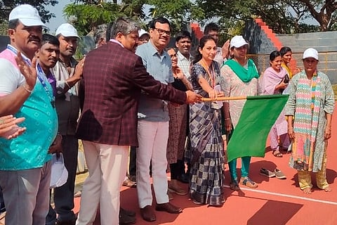 ಚಿತ್ರದುರ್ಗದಲ್ಲಿ ಮಂಗಳವಾರ ಏರ್ಪಡಿಸಿದ್ದ ಅಂಗವಿಕಲರ ಕ್ರೀಡಾ ಮತ್ತು ಸಾಂಸ್ಕೃತಿಕ ಸ್ಪರ್ಧೆಗಳಿಗೆ ಹಿರಿಯ ಸಿವಿಲ್ ನ್ಯಾ ಯಾಽÃಶ ಎಂ.ವಿಜಯ್ ಚಾಲನೆ ನೀಡಿದರು. ಕೆ.ಎಚ್.ವಿಜಯ್‌ಕುಮಾರ್, ವೈ.ರವಿಕುಮಾರ್, ಜೆ.ವೈಶಾಲಿ, ಸುಚೇತಾ ಎಂ.ನೆಲವಗಿ, ಆರ್.ಉಮ್ಮೆಸಲ್ಮಾ, ಎಚ್.ಶ್ರೀನಿವಾಸ ಇತರರು ಇದ್ದರು.