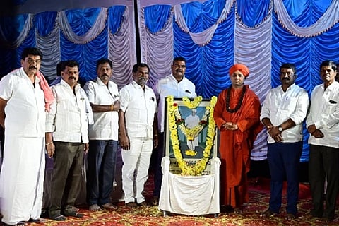  ಚಿತ್ರದುರ್ಗದಲ್ಲಿ ಶನಿವಾರ ಆಯೋಜಿಸಿದ್ದ ಮಂಜರಿ ಹನುಮಂತಪ್ಪ ಅವರ ಸ್ಮರಣೋತ್ಸವದಲ್ಲಿ ಶ್ರೀ ಇಮ್ಮಡಿ ಸಿದ್ಧರಾಮೇಶ್ವರ ಶ್ರೀಗಳು, ಡಿ.ಸಿ. ಮೋಹನ್, ಇ. ಮಂಜುನಾಥ್, ಕಾಳಘಟ್ಟ ಹನುಮಂತಪ್ಪ, ಎಚ್. ಆಂಜನೇಯ, ವೈ. ಪ್ರಕಾಶ್ ಇತರರು ಇದ್ದರು.