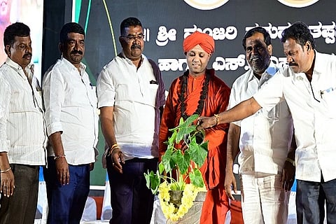 (ಸಿಟಿಡಿ ೨೨ ಇಮ್ಮಡಿಶ್ರೀ) ಚಿತ್ರದುರ್ಗದ ಭೋವಿ ಗುರುಪೀಠದಲ್ಲಿ ಬುಧವಾರ ಆಯೋಜಸಿದ್ದ ಜ್ಞಾನ ಸಂಗಮ ಕಾರ್ಯಕ್ರಮದಲ್ಲಿ ಶ್ರೀ ಇಮ್ಮಡಿ ಶ್ರೀ, ಮಲ್ಲಿಕಾರ್ಜುನ್, ಡಿ.ಸಿ.ಮೋಹನ್, ಇ. ಮಂಜುನಾಥ್, ಕಾಳಘಟ್ಟ ಹನುಮಂತಪ್ಪ, ಎಚ್. ಆಂಜನೇಯ, ವೈ. ಪ್ರಕಾಶ್, ದಾವಣಗೆರೆ ರಾಜು ಇದ್ದರು.
