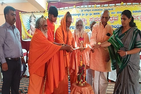 ಚಿತ್ರದುರ್ಗದಲ್ಲಿ ಸೋಮವಾರ ಆಯೋಜಿಸಿದ್ದ ಉಜ್ಜಯನಿ ಜಗದ್ಗುರು ಲಿಂ. ಮರುಳಾರಾಧ್ಯ ಶಿವಾಚಾರ್ಯ ಸ್ವಾಮೀಜಿ ಅವರ ೩೧ನೇ ವರ್ಷದ ಪುಣ್ಯ ಸ್ಮರಣÉÆÃತ್ಸವದಲ್ಲಿ ಶ್ರೀ ವೀರಭದ್ರ ಸ್ವಾಮೀಜಿ, ಶ್ರೀ ಮಳೆ ಮಲ್ಲಿಕಾರ್ಜುನ ಶಿವಾಚಾರ್ಯ ಸ್ವಾಮೀಜಿ, ಶ್ರೀ ಹಾಲ ಶಂಕರ ಶಿವಾಚಾರ್ಯ ಸ್ವಾಮೀಜಿ, ಕೆಇಬಿ ಷಣ್ಮುಖಪ್ಪ ಇತರರು ಇದ್ದರು.