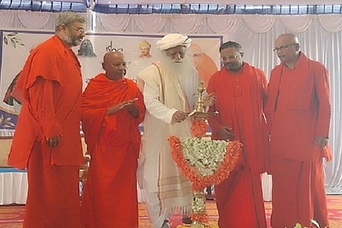 ಚಿತ್ರದುರ್ಗದಲ್ಲಿ ಬುಧವಾರ ಏರ್ಪಡಿಸಿದ್ದ ಉಪನ್ಯಾಸ-ಸಂವಾದ ಕರ‍್ಯಕ್ರಮವನ್ನು ಶ್ರೀ ಸದ್ಗುರು ಉದ್ಘಾಟಿಸಿದರು. ಶ್ರೀ ಬಸವಮೂರ್ತಿ ಮಾದಾರ ಚನ್ನಯ್ಯ ಸ್ವಾಮೀಜಿ, ಶ್ರೀ ಬಸವಕುಮಾರ ಸ್ವಾಮೀಜಿ,ಶ್ರೀ ಶಿವಲಿಂಗಾನAದ ಸ್ವಾಮೀಜಿ, ಶ್ರೀ ಶಿವಬಸವ ಸ್ವಾಮೀಜಿ ಇದ್ದರು.