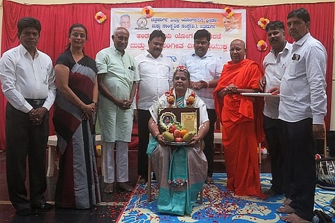  ಚಿತ್ರದುರ್ಗದಲ್ಲಿ ಭಾನುವಾರ ಅಂತಾರಾಷ್ಟಿçÃಯ ಯೋಗ ದಿನ ಮತ್ತು ವಿಶ್ವ ಸಂಗೀತ ದಿನದ ಪ್ರಯುಕ್ತ ಸಂಗೀತ ಶಿಕ್ಷಕಿ ಎಂ.ಜೆ. ಕೋಕಿಲಾ ರುದ್ರಮೂರ್ತಿ ಅವರಿಗೆ ಚಿನ್ಮೂಲಾದ್ರಿ ಗಾನಸಿರಿ ಪ್ರಶಸ್ತಿ ಪ್ರದಾನ ಮಾಡಿ ಗೌರವಿಸಲಾಯಿತು. ಶ್ರೀ ಶಿವಲಿಂಗಾನAದ ಸ್ವಾಮೀಜಿ, ಕೆ.ಎಂ. ವೀರೇಶ್, ಜಿ.ಎಚ್. ಮೋಹನ್‌ಕುಮಾರ್, ಎಲ್.ಎಸ್. ಚಿನ್ಮಯಾನಂದ, ಪರಶುರಾಮ್ ಇತರರು ಇದ್ದರು.
