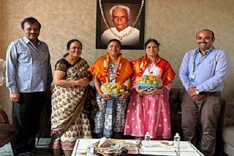  ಚಿತ್ರದುರ್ಗದ ಎಸ್‌ಆರ್‌ಎಸ್ ಶಿಕ್ಷಣ ಸಂಸ್ಥೆಯಲ್ಲಿ ಆಯೋಜಿಸಿದ್ದ ಡೇಟಾ ಸೈನ್ಸ್ ಮತ್ತು ಜೆನ್ ಎಐ ಕೌಶಲಾಭಿವೃದ್ಧಿ ಕಾರ್ಯಾಗಾರದಲ್ಲಿ ಸಂಸ್ಥೆ ಅಧ್ಯಕ್ಷ ಬಿ.ಎ. ಲಿಂಗಾರೆಡ್ಡಿ ಅವರು ಸಂಪನ್ಮೂಲ ವ್ಯಕ್ತಿಗಳಾದ ಡಾ.ಎಸ್. ಉಮಾ, ಡಾ.ವಿ.ಪದ್ಮಪ್ರಿಯಾ ಅವರನ್ನು ಗೌರವಿಸಿದರು.