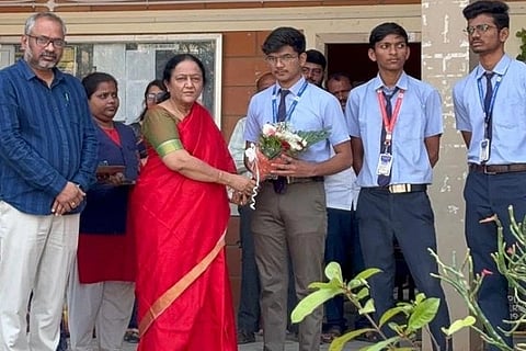  ಜೆಇಇ ಮೇನ್ಸ್ ಪರೀಕ್ಷೆಯಲ್ಲಿ ಉತ್ತಮ ಸಾಧನೆ ಮಾಡಿದ ಎಸ್‌ಆರ್‌ಎಸ್ ಪಿಯು ಕಾಲೇಜಿನ ವಿದ್ಯಾರ್ಥಿಗಳನ್ನು ಚಿತ್ರದುರ್ಗ ಎಸ್‌ಆರ್‌ಎಸ್ ಸಮೂಹ ಶಿಕ್ಷಣ ಸಂಸ್ಥೆ ಕಾರ್ಯದರ್ಶಿ ಸುಜಾತಾ ಲಿಂಗಾರೆಡ್ಡಿ ಅವರು ಮಂಗವಾರ ಗೌರವಿಸಿದರು. ಪ್ರಾಚಾರ್ಯ ಶೇಖರ್‌ರೆಡ್ಡಿ ಇದ್ದಾರೆ.