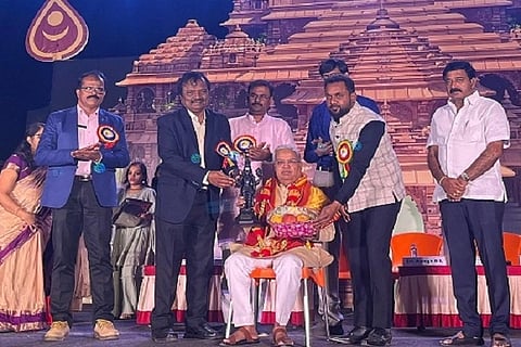 ಚಿತ್ರದುರ್ಗ ಎಸ್‌ಆರ್‌ಎಸ್ ಸಮೂಹ ಶಿಕ್ಷಣ ಸಂಸ್ಥೆ ಆವರಣದಲ್ಲಿ ಭಾನುವಾರ ಆಯೋಜಿಸಿದ್ದ `ಎಸ್‌ಆರ್‌ಎಸ್ ಯುವ ತರಂಗ' -ಸಾಂಸ್ಕೃತಿಕ ಮಹಾ ಸಮ್ಮೇಳನದ ಸಮಾರೋಪ ಸಮಾರಂಭದಲ್ಲಿ ಸಂಸದ ಗೋವಿಂದ ಎಂ. ಕಾರಜೋಳ ಅವರನ್ನು ಗೌರವಿಸಲಾಯಿತು. ಬಿ.ಎ. ಲಿಂಗಾರೆಡ್ಡಿ, ಬಿ.ಎಲ್. ಅಮೋಘ್, ಡಾ.ಜೆ. ಸುಜಯ್, ಜಿ.ಎಸ್. ಅನಿತ್‌ಕುಮಾರ್, ಮಾಧುರಿ ಗಿರೀಶ್, ಡಾ.ಟಿ.ಎಸ್. ರವಿ ಇತರರಿದ್ದರು.
