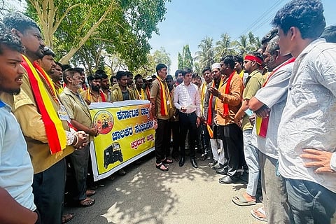  ನಾನಾ ಬೇಡಿಕೆಗಳ ಈಡೇರಿಕೆಗೆ ಆಗ್ರಹಿಸಿ ಚಿತ್ರದುರ್ಗದಲ್ಲಿ ಗುರುವಾರ ಪ್ರತಿಭಟನೆ ನಡೆಸಿದ ಆಟೋ ಚಾಲಕರು ಎಸಿ ಕೆ.ಜೆ.ಕಾಂತ ರಾಜ್ ಅವರಿಗೆ ಮನವಿ ಸಲ್ಲಿಸಿದರು. ಎಂ. ಕುಮಾರಸ್ವಾಮಿ, ಅಂಜನ್‌ಮೂರ್ತಿ, ಎಚ್. ಗೌಸ್‌ಪೀರ್, ಎಂ. ಮಹಂತೇಶ್ ಇತರರು ಇದ್ದರು.
