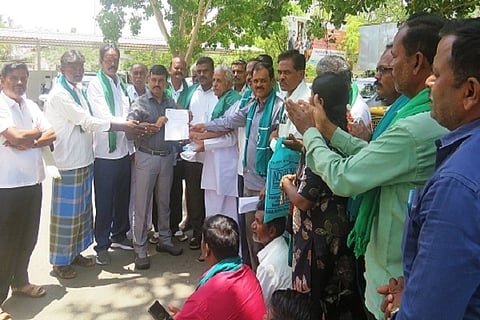 ಬೆಳೆವಿಮೆ ಪರಿಹಾರ ಮೊತ್ತ ಪಾವತಿಗೆ ಆಗ್ರಹಿಸಿ ಚಿತ್ರದುರ್ಗದಲ್ಲಿ ಸೋಮವಾರ ರೈತರು ಪ್ರತಿಭಟನೆ ನಡೆಸಿ ಎಡಿಸಿ ಬಿ.ಟಿ. ಕುಮಾರಸ್ವಾಮಿ ಅವರಿಗೆ ಮನವಿ ಸಲ್ಲಿಸಿದರು. ಕೆ.ಪಿ. ಭೂತಯ್ಯ, ಧನಂಜಯ ಹಂಪಯ್ಯನಮಾಳಿಗೆ, ಚಿಕ್ಕಪ್ಪನಹಳ್ಳಿ ರುದ್ರಸ್ವಾಮಿ ಇತರರು ಇದ್ದರು.