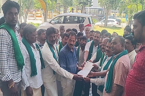  ಚಿತ್ರದುರ್ಗ ತಾಲೂಕು ಹುಣಸೆಕಟ್ಟೆ, ಕುರುಮರಡಿಕೆರೆ ಗ್ರಾಮಗಳ ಕೆರೆಗಳಿಗೆ ನೀರು ಹರಿಸುವಂತೆ ರೈತರು ಸೋಮವಾರ ಭದ್ರಾ ಮೇಲ್ದಂಡೆ ಯೋಜನೆ ಕಚೇರಿ ಎಸ್‌ಇ ಕೆ.ಟಿ. ಹರೀಶ್ ಅವರಿಗೆ ಮನವಿ ಸಲ್ಲಿಸಿದರು. ಧನಂಜಯ ಹಂಪಯ್ಯನ ಮಾಳಿಗೆ, ಚಿಕ್ಕಪ್ಪನಹಳ್ಳಿ ರುದ್ರಸ್ವಾಮಿ, ಬಸ್ತಿಹಳ್ಳಿ ಸುರೇಶ್‌ಬಾಬು, ಕೆ.ಎಂ. ಕಾಂತರಾಜು, ತಿಪ್ಪೇಸ್ವಾಮಿ, ಕೆಂಚಪ್ಪ ಇತರರು ಇದ್ದರು.