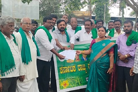 ನಾನಾ ಬೇಡಿಕೆಗಳ ಈಡೇರಿಕೆಗೆ ಆಗ್ರಹಿಸಿ ಚಿತ್ರದುರ್ಗದಲ್ಲಿ ರೈತರು ಶುಕ್ರವಾರ ಪ್ರತಿಭಟಿಸಿ ಜಿಲ್ಲಾಧಿಕಾರಿ ಕಚೇರಿ ಒಎ ತನುಜಾ ಪಿ. ಸವದತ್ತಿ ಅವರಿಗೆ ಮನವಿ ಸಲ್ಲಿಸಿದರು.ಡಿಎಸ್ ಹಳ್ಳಿ ಮಲ್ಲಿಕಾರ್ಜುನ್,ರಾಮರೆಡ್ಡಿ,ಹಳಿಯೂರು,ಸಿದ್ದಣ್ಣ,ಕಾಂತರಾಜ್ ಇತರರು ಇದ್ದರು.