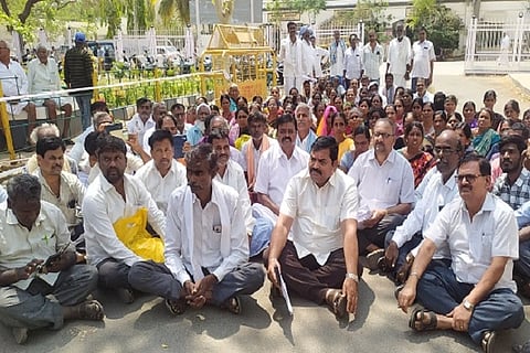 ಮೊಳಕಾಲ್ಮೂರು ತಾಲೂಕು ಕೊಂಡ್ಲಹಳ್ಳಿ ಪ್ರಾಥಮಿಕ ಕೃಷಿ ಪತ್ತಿನ ಸಹಕಾರ ಸಂಘದಲ್ಲಿ ಅವ್ಯವಹಾರ ಆಗಿದೆ ಎಂದು ಆರೋಪಿಸಿ ಕುಡಾ ಮಾಜಿ ಅಧ್ಯಕ್ಷ ಬಿ.ಟಿ.ಜಗದೀಶ್ ನೇತೃತ್ವದಲ್ಲಿ ರೈತರು ಚಿತ್ರದುರ್ಗದಲ್ಲಿ ಶುಕ್ರವಾರ ಡಿಸಿ ಕಚೇರಿ ಬಳಿ ಪ್ರತಿಭಟನೆ ನಡೆಸಿದರು. ಮೃತ್ಯುಂಜಯ, ಗುರುಲಿಂಗಪ್ಪ, ವೆಂಕಟೇಶ್, ನಿಂಗರಾಜು, ಮಂಜುನಾಥ್, ಜಯಮ್ಮ, ರೇಣುಕಮ್ಮ, ಕವಿತಾ, ಪಾರ್ವತಿ ಇದ್ದರು.