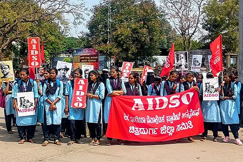 ಚಿತ್ರದುರ್ಗದ ಸರ್ಕಾರಿ ವಿಜ್ಞಾನ ಕಾಲೇಜು ಉಳಿಸುವಂತೆ ಒತ್ತಾಯಿಸಿ ಶುಕ್ರವಾರ ವಿದ್ಯಾರ್ಥಿಗಳು ಪ್ರತಿಭಟನೆ ನಡೆಸಿದರು. ಮಹಾಂತೇಶ್ ಬಿಳೂರು, ಕೆ.ಈರಣ್ಣ, ಭಾವನಾ, ದಿವ್ಯಾ, ಸ್ವಪ್ನಾ, ದರ್ಶನ್, ದೇವೆಗೌಡ, ಮನು, ನೀತಿಶ್, ರಂಗಸ್ವಾಮಿ ಇದ್ದರು.