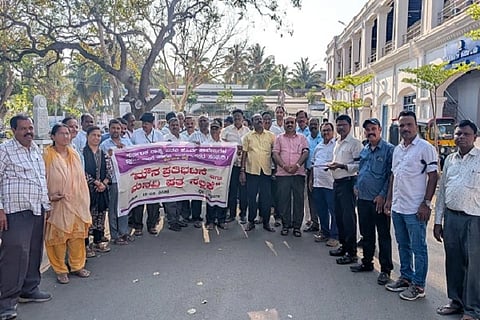  ಚಿತ್ರದುರ್ಗದಲ್ಲಿ ಗುರುವಾರ  ಪಿಯು ಪ್ರಾಚಾರ್ಯರು, ಉಪನ್ಯಾಸಕರು ಪ್ರತಿಭಟನೆ ನಡೆಸಿದರು. ಬಿ.ಆರ್.ಮಲ್ಲೇಶ್, ಪಿಎಂಜೆ ರಾಜೇಶ್, ಎ.ಕಾಂತರಾಜು, ಆರ್.ಮೂರ್ತಪ್ಪ, ಕಾಮಾಕ್ಷಿ, ಯಶೋಧ, ಪರೀದ್ ಪರ್ವಿನ್ ಇತರರಿದ್ದರು.