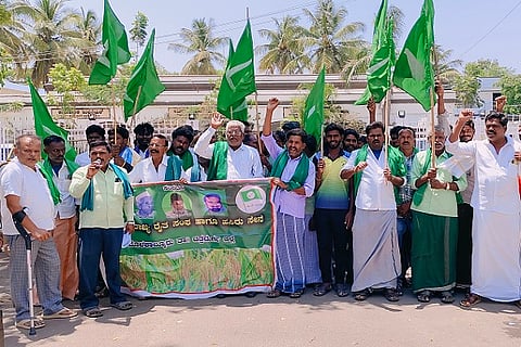  ಮೊಳಕಾಲ್ಮೂರು ತಾಲೂಕು ಮರ್ಲಹಳ್ಳಿಯಲ್ಲಿ ಕಲ್ಲುಗಣಿಕಾರಿಕೆಗೆ ನೀಡಿರುವ ಅನುಮತಿ ರದ್ದತಿಗೆ ಒತ್ತಾಯಿಸಿ ರೈತ ಸಂಘ,ಹಸಿರು ಸೇನೆ ಕಾರ್ಯಕರ್ತರು ಗುರುವಾರ ಚಿತ್ರದುರ್ಗದಲ್ಲಿ ಪ್ರತಿಭಟನೆ ನಡೆಸಿದರು. ಬೇಡರೆಡ್ಡಿಹಳ್ಳಿ ಬಸವರೆಡ್ಡಿ, ರ‍್ಲಹಳ್ಳಿ ರವಿಕುಮಾರ್, ಪ್ರೊ.ಜೆ. ಯಾದವರೆಡ್ಡಿ, ಕೆ.ಟಿ. ತಿಪ್ಪೇಸ್ವಾಮಿ, ದಂಡಿ ಸೂರಯ್ಯ, ತಿಪ್ಪೇಸ್ವಾಮಿ, ಬಸವರಾಜ್ ಹಿರೇಹಳ್ಳಿ ಇತರರು ಇದ್ದರು.