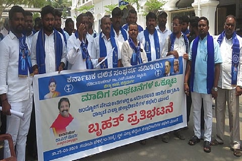  ಒಳಮೀಸಲು ಅನ್ವಯವೇ ಸರ್ಕಾರಿ ಹುದ್ದೆಗಳ ಭರ್ತಿಗೆ ಒತ್ತಾಯಿಸಿ ಕರ್ನಾಟಕ ದಲಿತ ಸಂಘರ್ಷ ಸಮಿತಿ ಕಾರ್ಯಕರ್ತರು ಚಿತ್ರದುರ್ಗದಲ್ಲಿ ಬುಧವಾರ ಪ್ರತಿಭಟನೆ ನಡೆಸಿದರು. ಬಿ. ರಾಜಪ್ಪ, ವಿಶ್ವನಾರಾಯಣಮೂರ್ತಿ, ಹನುಮಂತಪ್ಪ ದುರ್ಗಾ, ಎಂ.ಎಚ್. ಶಶಿಧರ್, ಮಂಜುನಾಥ್ ಎ. ತಾಳಿಕೆರೆ, ತಿಪ್ಪೇಸ್ವಾಮಿ ಇತರರಿದ್ದರು.