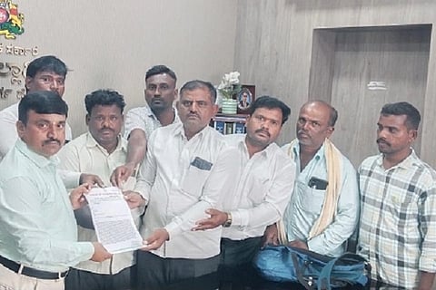 ಪ್ರತಿ ಬೆಳೆ ಸಮೀಕ್ಷೆದಾರರಿಗೆ ೩೦ ಲಕ್ಷ ರೂ. ಜೀವ ಮತ್ತು ಅಪಘಾತ ವಿಮಾ ರಕ್ಷಣೆ ಒದಗಿಸುವಂತೆ ಆಗ್ರಹಿಸಿ ಕರ್ನಾಟಕ ಬೆಳೆ ಸಮೀಕ್ಷೆದಾರರ ಸಂಘದ ಜಿಲ್ಲಾ ಪದಾಽಕಾರಿಗಳು ಸೋಮವಾರ ಎಡಿಸಿ ಬಿ.ಟಿ. ಕುಮಾರಸ್ವಾಮಿ ಅವರಿಗೆ ಮನವಿ ಸಲ್ಲಿಸಿದರು.