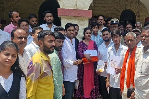 ದೇಶ ಮತ್ತು ರಾಜ್ಯದಲ್ಲಿ ಗೋವುಗಳನ್ನು ರಕ್ಷಿಸುವಂತೆ ನಗರದಲ್ಲಿ ಸೋಮವಾರ ನಡೆದ ಗೋ ಸಮ್ಮಾನ್ ಆಹ್ವಾನ್ ಅಭಿಯಾನದಲ್ಲಿ ಹಿಂದೂ ಪರ ಸಂಘಟನೆ ಕಾರ್ಯಕರ್ತರು, ಗೋ ಸೇವಕರು ಸರ್ಕಾರವನ್ನು ಆಗ್ರಹಿಸಿದರು. ಸುರೇಶ್‌ಬಾಬು, ರುದ್ರೇಶ್, ವಿಪುಲ್ ಜೈನ್, ಗೋಪಿ, ಕನಕರಾಜ್, ವೀಣಾ, ಮಲ್ಲಿಕಾರ್ಜುನ್, ಮಾಲತೇಶ್ ಅರಸ್ ಇತರರಿದ್ದರು.