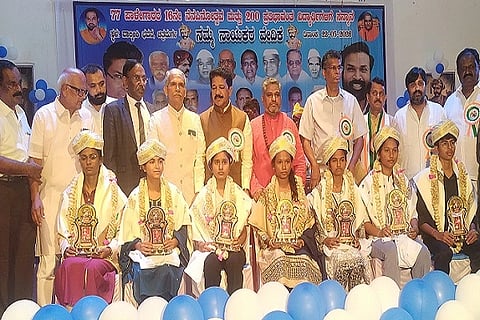 ಚಿತ್ರದುರ್ಗದಲ್ಲಿ ಶುಕ್ರವಾರ ಆಯೋಜಿಸಿದ್ದ ೭೭ ಪಾಳೆಗಾರರ ನೆನಪಿನೋತ್ಸವದಲ್ಲಿ ಪ್ರತಿಭಾವಂತ ವಿದ್ಯಾರ್ಥಿಗಳನ್ನು ಸನ್ಮಾನಿಸಲಾಯಿತು. ಶ್ರೀ ವಾಲ್ಮೀಕಿ ಪ್ರಸನ್ನಾನಂದ ಸ್ವಾಮೀಜಿ, ಸತೀಶ್ ಜಾರಕಿಹೊಳಿ, ಟಿ. ರಘುಮೂರ್ತಿ, ಬಿ.ಎನ್. ಚಂದ್ರಪ್ಪ, ಹನುಮಂತಪ್ಪ, ಸೊಂಡೆಕೆರೆ ಶಿವಣ್ಣ, ಸಂದೀಪ್, ಯೋಗೇಶ್‌ಬಾಬು ಇತರರಿದ್ದರು.